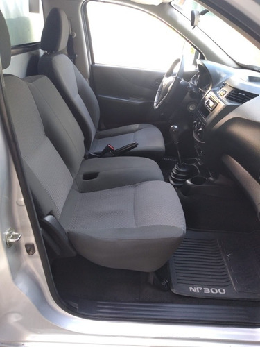 Imagen 7 de 12 de Nissan Np300 2017 2.5 Estacas Dh Aa Mt