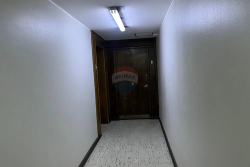 Oficina  Amplia Y Funcional En Santiago Centro.