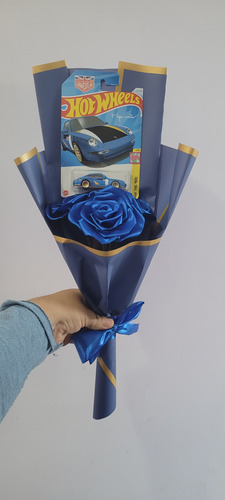 Ramo De Rosas Eternas Y Hot Wheels Azul
