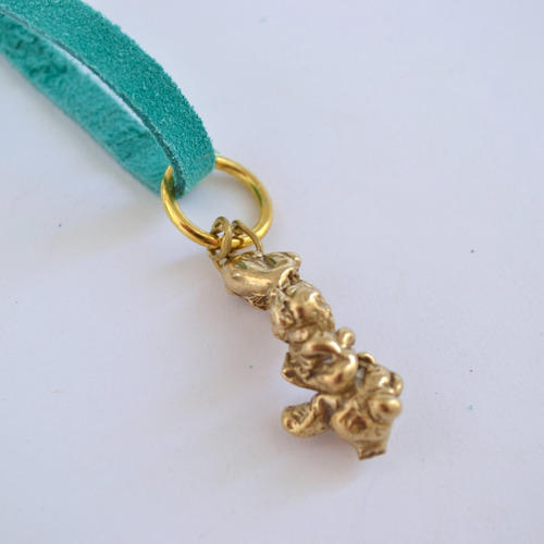 Imagen 1 de 4 de Collar Minimalta Dorado En Bronce Y Cuero Turquesa, Cod1
