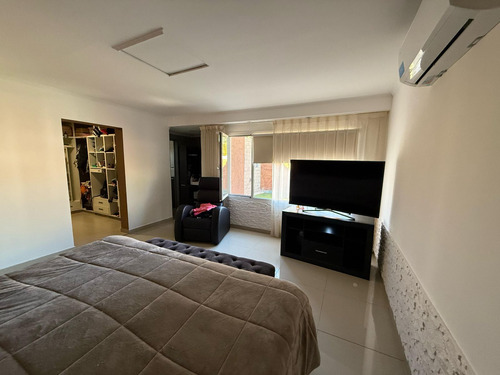 Vende Casa Gerencial B° Manzanos - 3 Dormitorios