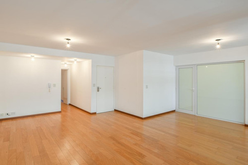 Departamento De 3 Dormitorios En Venta - Nuevo Con Cochera Y Patio - Centro