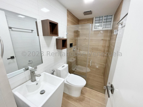 Casa Remodelada En Venta En Macaracuay Caracas Parrillera Psicina 3 Plantas Terraza Privada