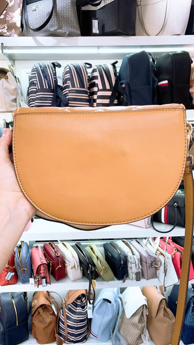 Bolso Cross Guess Mod. Vg915921 Color Camel Diseño Acolchado