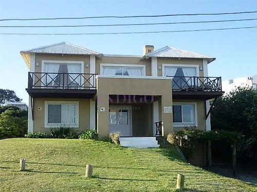 Casa En Venta Y Alquiler Frente Al Mar En Montoya, 4 Dormitorios .