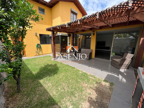 Linda Casa Aislada En Condominio Sector Santa Marta