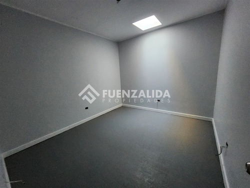 Casa En Venta De 5 Dorm. En Santiago