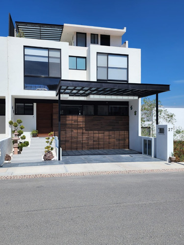 Casa En Venta Con Espacios Amplios (trato Directo)