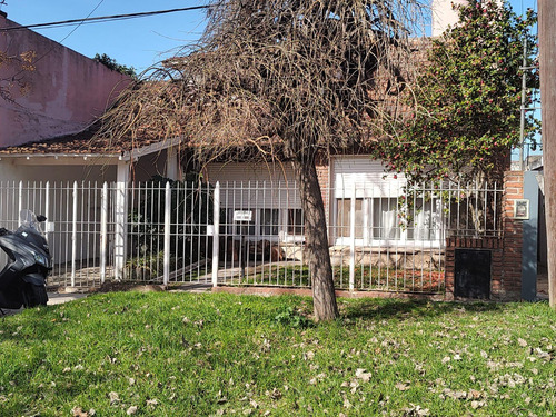 Venta Casa De 4 Ambientes En  San Isidro   Zona Del Bajo, Excelente , Jardin , Cochera . Oportunidad !!