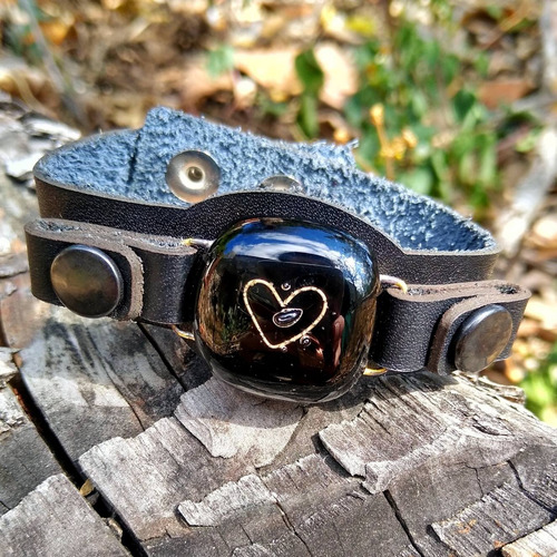 Imagen 2 de 2 de Pulsera Corazón Latón Cuero Vidrio
