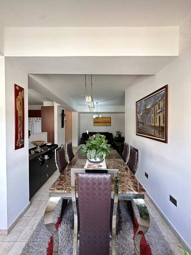 En Venta Apartamento En El Parral Valencia Calle Cerrada, 210283 Acv