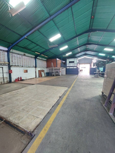 Venta De Galpón. Zona Industrial La Quizanda. Portón De Acceso En El Frente Del Galpón De 4 M. De Altura Con Santamaria. Mr.