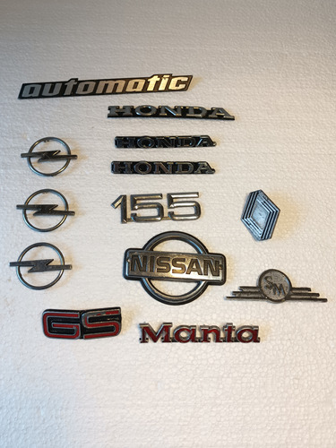 Insignias De Auto Varias Marcas (lo Que Se Ve En La Foto,)