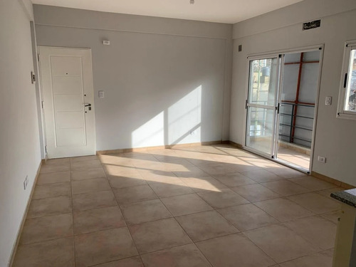 Imagen 3 de 8 de Departamento 2 Ambientes Con Balcon Al Frente En Portela 95 Lomas De Zamora