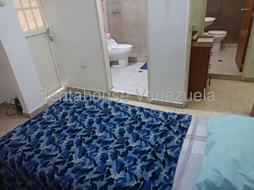 Julio Latouche 25-10392 Townhouse En Venta La Entrada Naguanagua, Cómodo Y Acogedor, Clima De Montaña, En Plena Avenida.