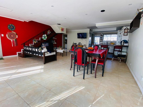 Imagen 9 de 18 de ¡ Oportunidad ! Chalet De 4 Amb. Con Garage Doble Y Fondo..