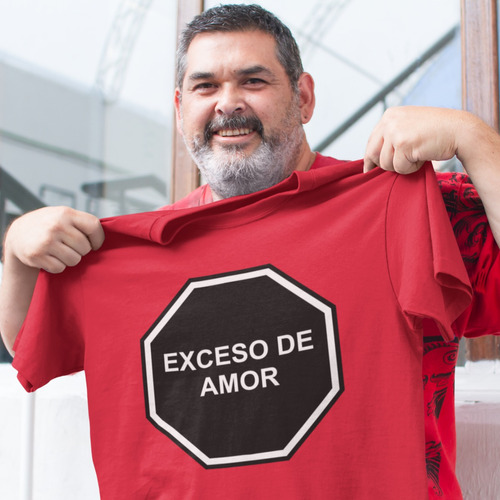 Remera Roja Con Octágono De Exceso De Amor