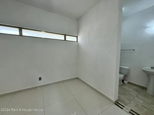 Renta - Vista Real. Casa, Cuarto De Servicio, 4 Recámaras, Alberca, Área De Tv