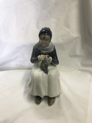 Porcelana Niña Tejiendo Marca Royal Copenhagen Denmark