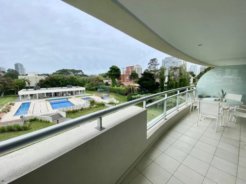 Apartamento En Venta De 2 Dorm Y Dependencia En Brava Punta Del Este 