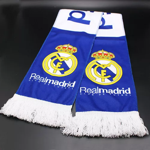Bufandas del Real Madrid a la venta fuera del terreno antes del