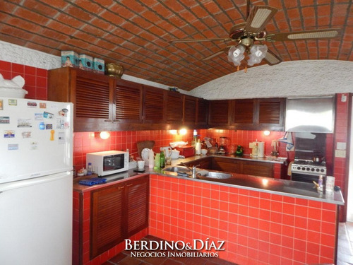 Hermosa Y Muy Amplia Casa Estilo Tradicional Ubicada En La Zona Mas Exclusiva De Punta Del Este- Ref: 25