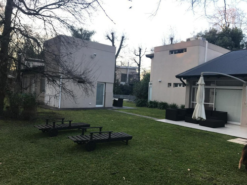 Casa Moderna En Abril Cc Con Gran Parque Y Quincho