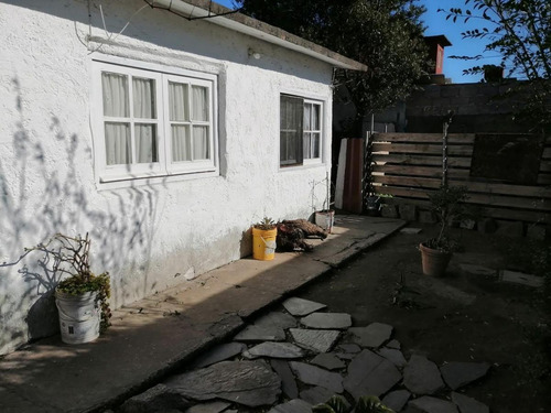 Casa Un Dormitorio Con Locales .