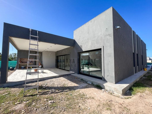 Casa En Venta En Barrio Privado Santo Tomas, G.b.a. Zona Norte