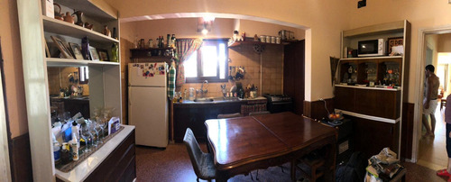 La Paz. Venta De Confortable Casa En Buena Ubicación.