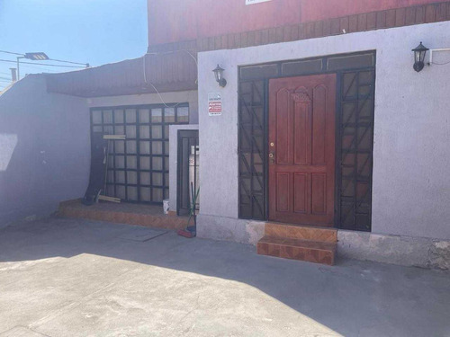 Amplia Casa En Arriendo (80084)