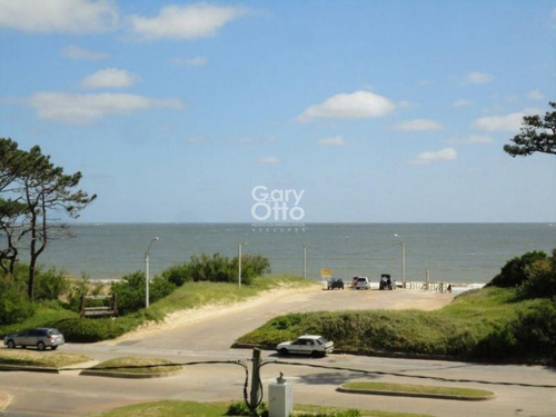 Imagen 1 de 13 de Apartamento En Venta En Primera Linea Playa Mansa - Parrillero