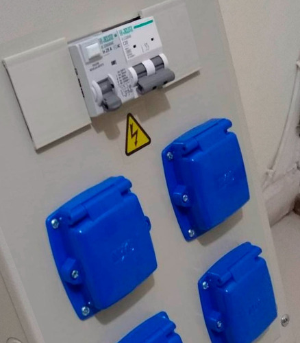 Tablero Eléctrico Portatil Con Pie - 4 Tomas De 20amp - 10a