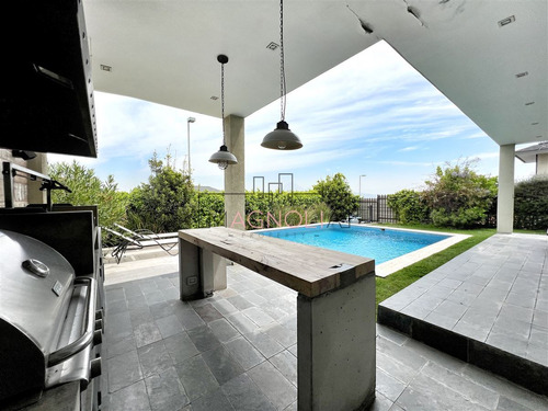Casa En Venta De 5 Dorm. En Las Condes