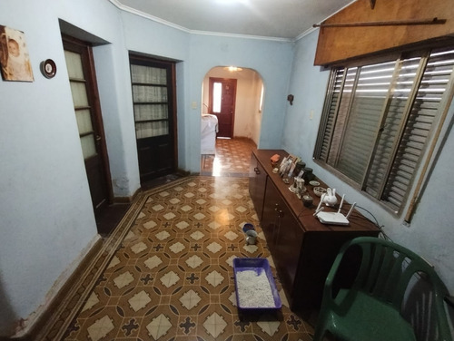 Casa Al Frente Con Cochera Y Patio En Barrio Sargento Cabral, Santa Fe