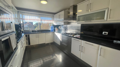 Casa En Venta De 5 Dorm. En Concón