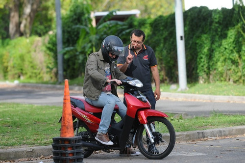 Imagen 1 de 10 de Escuela De Conducción. Clases De Manejo Para Motos.