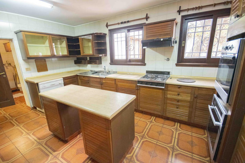 Casa De 5 Ambientes Escritorio, Playroom Y Dependencia De Servicio En Venta, En La Lucila.