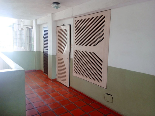 Apartamento En Centro De Guacara. Cerca De La Av Piar. A154.