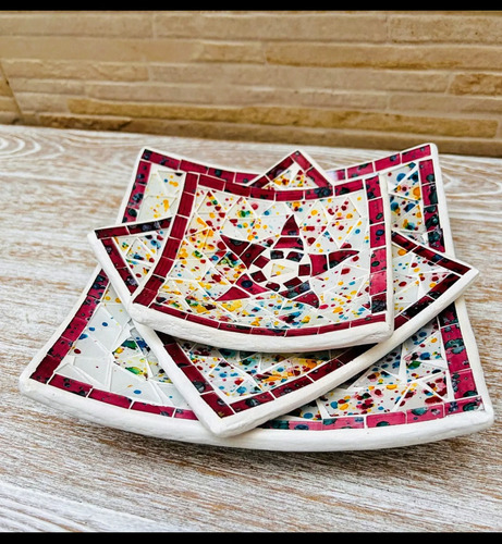 Platos Decorativos En Cerámica Y Venecitas Blanco Y Tonos Tierra, Rojo, Amarillo, Verde Y Azul. Flor (Usado)