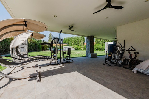 Casa Con Doble Altura Impecable, En Condominio Las Garzas