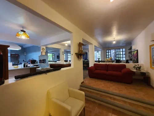 En Privada Con Entorno Arbolado Casa Estilo Colonial