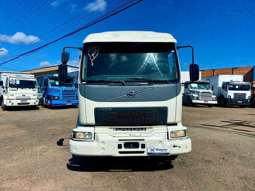 Imagem 2 de 15 de Volvo Vm 330 4x2r 2014