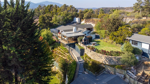Cómoda Casa Con Distintos Ambientes Interiores Y Exteriores