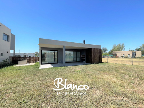 Casa  En Venta En Pilar Del Este, G.b.a. Zona Norte, Argentina