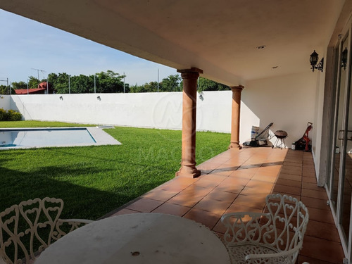 Casa En Venta En Fracc. Brisas De Cuautla De Un Nivel Con Alberca.