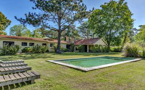 Gran Casa Con Amplios Ambientes, Casa De Huéspedes Y Pileta En Punta Del Este.