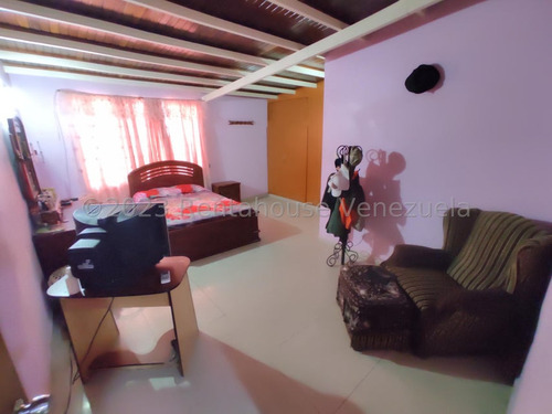 Casa En Venta En Maracay Urb Las Delicias Santa Rita Rah 25-10984 Meglisf