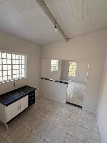 Casa Com Dois Quartos Sala E Cozinha Americana