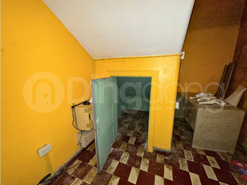 Venta De Local Comercial Céntrico Con Estacionamiento